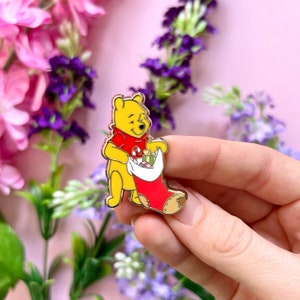 PIN INSPIROWANY PUCHATKIEM / emalia PIN INSPIROWANY KUBKIEM PUCHATKĄ Disney Zima Boże Narodzenie Disneyland disneyworld / onlyhappythings