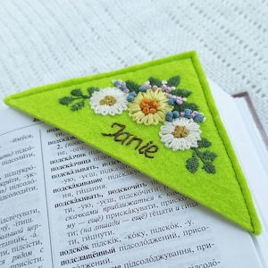 Gepersonaliseerde geborduurde hoek bladwijzer Boekliefhebbers cadeau-ideeën Monogram vilten bladwijzer Aangepaste bloemenbladwijzer voor vrouwen
