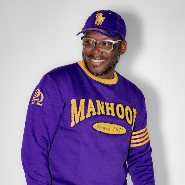 Suéter de chenilla morado "HOMBRE" de Omega Psi Phi