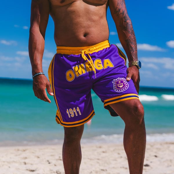 Pantalones cortos Omega Psi Phi morados bordados con rayas doradas