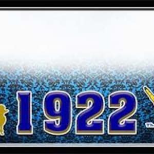 以下が含まれることがあります： シグマ・ガンマ・ローと「22」の文字が書かれた青と金の横断幕。横断幕には、「ΣΓΡ」の文字と「1922」の年号が記された紋章も描かれている。