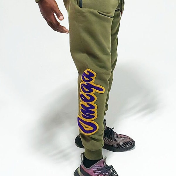 Parte inferior bordada con Omega Psi Phi / Chenilla