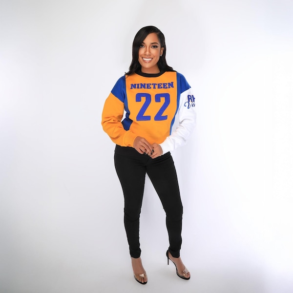 Sudadera Sigma Gamma Rho "Rhovember" Nineteen 22 de chenilla y bordado (dorada/azul)