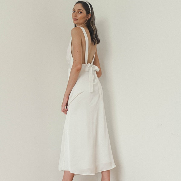 Prêt-à-partir - Robe blanche Irina en satin longueur thé dos nu