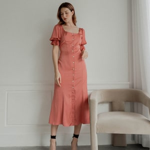 Evie - Blush satijnen midi-jurk: ronde hals met knopen en knopen