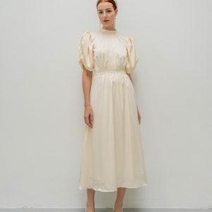 Margot theelengte jurk met pofmouwen detail / hoge hals geplooide ontworpen satijnen midi-jurk