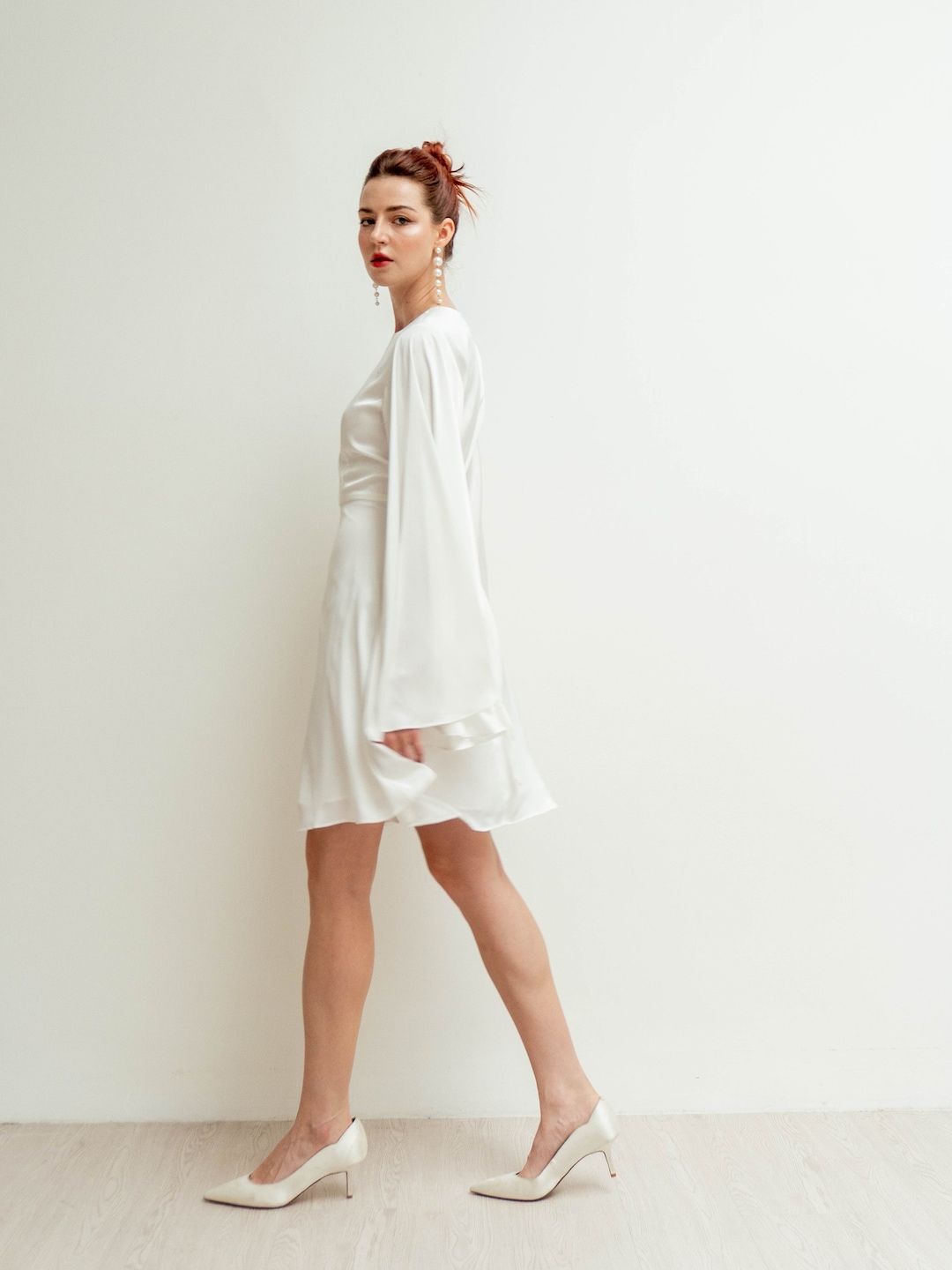 Mini robe Agata blanc crème Robe de mariée en satin d'angle