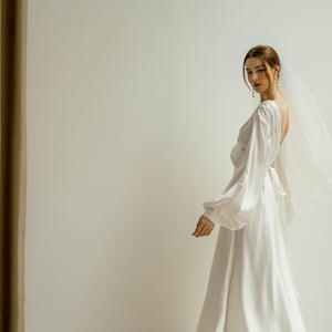 Cameron Bodenlanges Kleid mit Schleppe / Lange Ärmel Satin Wickelkleid / Minimalistisches Brautkleid