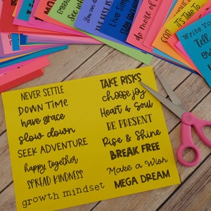 Peut inclure: Un ensemble de cartes jaunes avec des citations inspirantes imprim&eacute;es en noir. Les citations incluent "Ne vous contentez jamais", "Temps mort", "Ayez de la gr&acirc;ce", "Ralentissez", "Cherchez l'aventure", "Heureux ensemble", "R&eacute;pandez la gentillesse", "Mentalit&eacute; de croissance", "Prenez des risques", "Choisissez la joie", "C&oelig;ur et &acirc;me", "Soyez pr&eacute;sent", "Levez-vous et brillez", "Briser les cha&icirc;nes", "Faire un v&oelig;u", et "R&ecirc;ve m&eacute;ga".