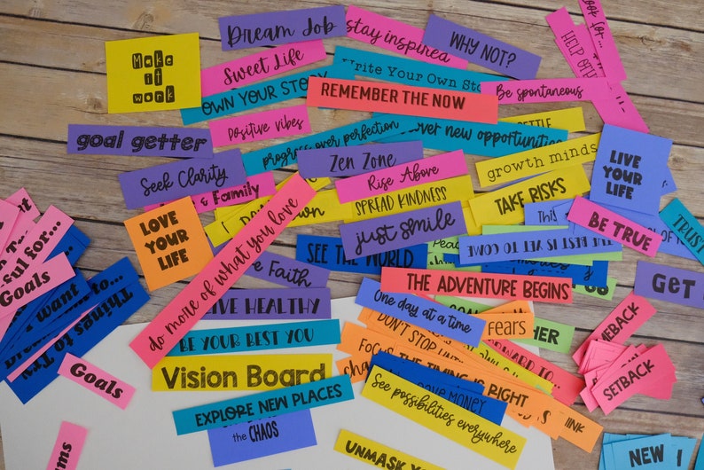 Peut inclure: Une collection de bandes de papier color&eacute;es avec des phrases de motivation et d'inspiration &eacute;crites dessus. Les phrases incluent "Dream Job", "Sweet Life", "Own Your Story", "Write Your Own Story", "Remember The Now", "Positive Vibes", "Zen Zone", "Rise Above", "Spread Kindness", "Just Smile", "See The World", "The Adventure Begins", "One Day At A Time", "Don't Stop", "Focus", "The Timing Is Right", "See Possibilities Everywhere", "Unmask", "Live Your Life", "Be True", "Take Risks", "Goal Getter", "Seek Clarity", "Love Your Life", "Do More Of What You Love", "Live Healthy", "Be Your Best You", "Vision Board", "Explore New Places", "The Chaos", "Help Get", "Be Spontaneous", "Growth Minds", "Trust", "Get", "Setback", "New".