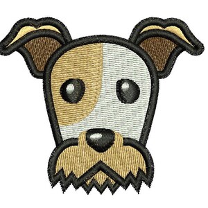 Op de afbeelding: Geborduurde cartoon hondenkop met bruin en wit bont, zwarte ogen en een zwarte neus. De hond heeft een bruin en witte snor.