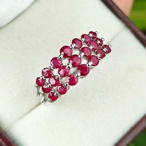 Anillo de plata de ley con racimo de rubíes y alianza de media eternidad con esmeralda