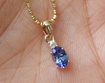 Pingente oval em ouro branco 14K com tanzanita natural e diamantes.
