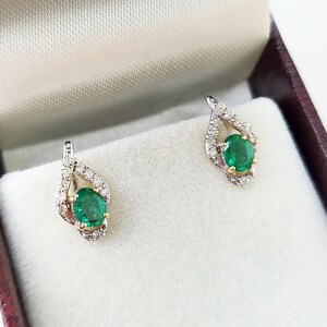 Orecchini in oro 14k/18k con smeraldo ovale naturale e diamanti, orecchini a bottone, regalo per moglie, regalo per sorella, regalo per la festa della mamma, orecchini a bottone per damigella d'onore