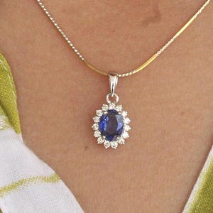 Handgemachter natürlicher Saphir Anhänger, Halo Diamant Anhänger Blaue Halskette, Geschenk für Freundinnen, Klassische Smaragd Halskette, September Birthstone
