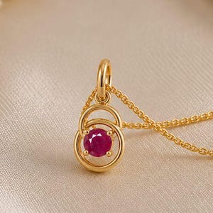 Collar con colgante de luna de rubí natural en oro macizo de 9K/14k, delicado dije celestial de rubí rojo redondo.