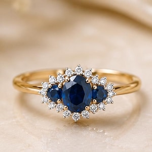 Anillo de oro macizo de 9K/14K con zafiro azul natural y diamantes, diseño de tres piedras apilables.