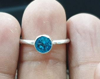 Anillo de piedra preciosa de topacio azul, anillo de plata de ley sólida 925, anillo hecho a mano, hermoso anillo de cuarzo azul, anillo de piedra preciosa pequeña, anillo de mujer