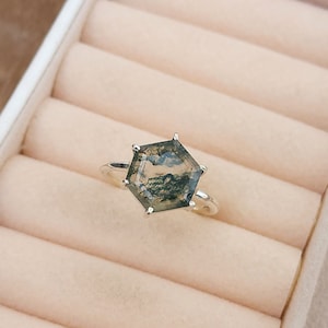 Ring i grön mossagat, ring i 925 sterlingsilver, hexagonring, förlovningsring, löftering, presentring, damring, ring i gult guld