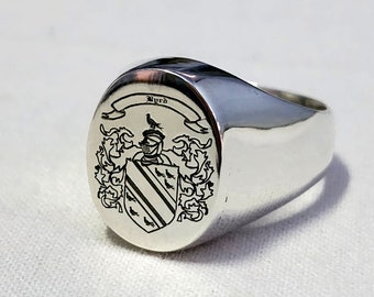 Peut inclure: Une bague signet en argent avec un dessus de forme ovale orné d'un blason gravé avec le texte "Byrd" au-dessus.