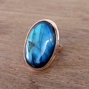 Großer ovaler Labradorit-Ring, 925er Sterlingsilber-Ring, Gelbgold-Ring, blaue auffällige ovale Form großer Edelstein-Ring, Frauen-Ring, Boho-Ring