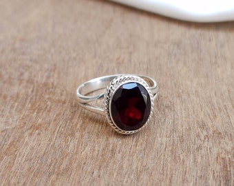 Anillo de granate natural, piedra de nacimiento de enero, anillo de plata de ley 925, anillo de diseñador hecho a mano, anillo de mujer, anillo de oro amarillo, piedra preciosa ovalada