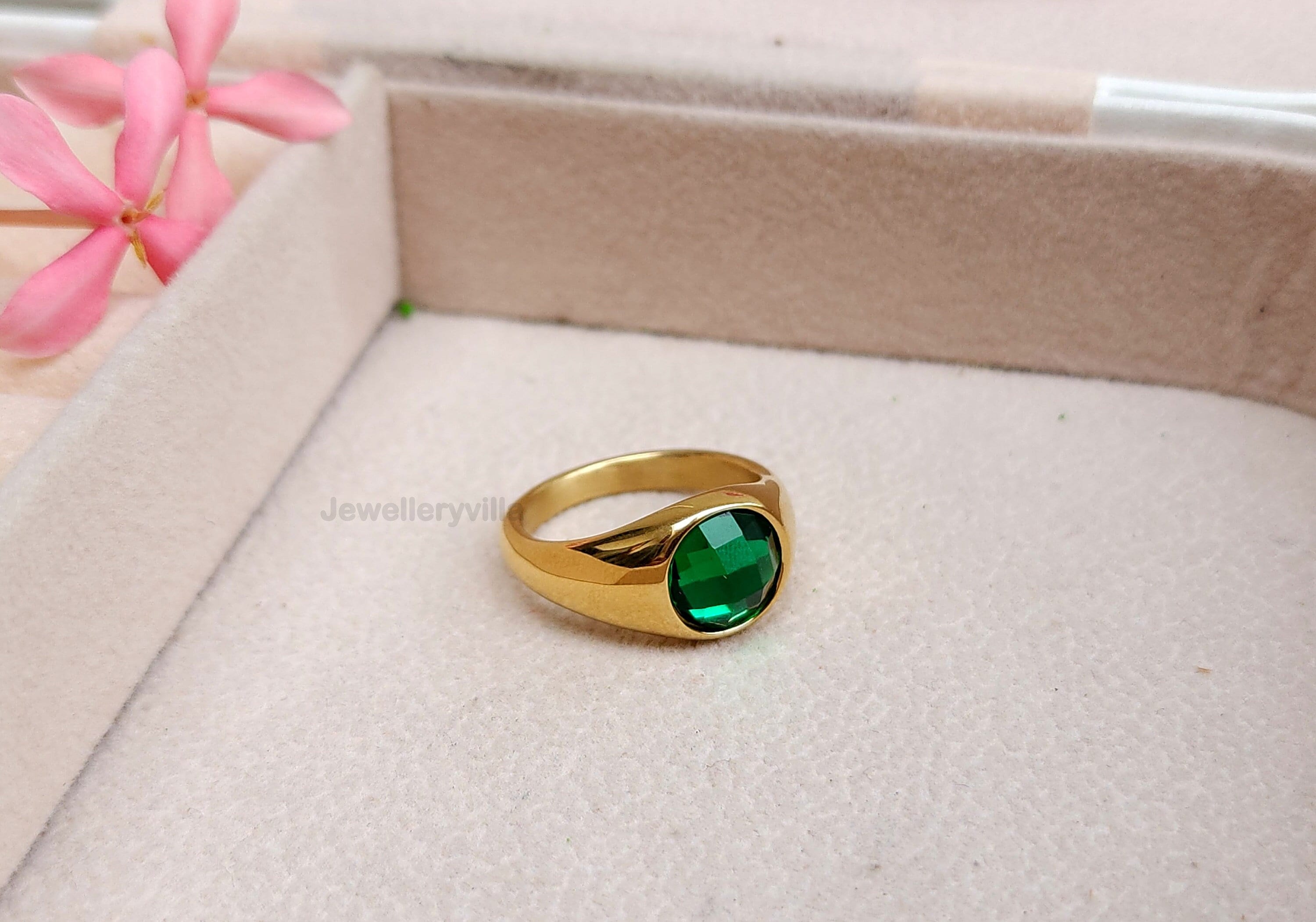 Bague en or jaune sertie d'une émeraude de laboratoire et de diamants. – DIAM'S NC