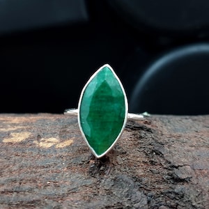 Bague en pierre émeraude foncée verte naturelle, bague en argent sterling 925, bague d’empilage sterling, bague en argent émeraude, bague en pierre précieuse naturelle faite à la main