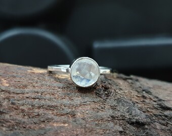 Anillo de piedra lunar arco iris natural, plata de ley sólida 925, anillo de piedra lunar, anillo hecho a mano, joyería de piedra lunar, anillo de mujer, anillo de oro amarillo