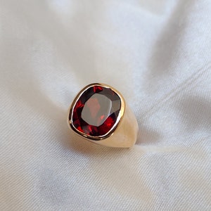 Zegelringkussen granaat, 925 sterlingzilver, gegraveerde ring, 22k geelgouden ring, cadeauring, mooi kussen rode granaat edelsteenring