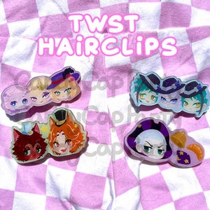 Puede incluir: Cuatro horquillas de colores con diseños de personajes de dibujos animados se muestran sobre un fondo a cuadros rosa y blanco. El texto "TWST HAIRCLIPS" está en rosa encima de las horquillas. Cada horquilla presenta múltiples caras de personajes.