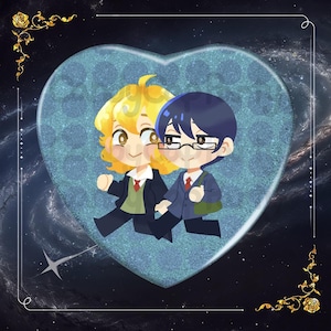 Peut inclure: Deux personnages de dessin animé, l'un avec des cheveux blonds et l'autre avec des cheveux bleus, marchent côte à côte. Ils portent tous les deux des uniformes scolaires et sourient. L'image est sur un fond en forme de cœur bleu et blanc avec un ciel étoilé.
