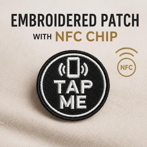 Może przedstawiać: Okrągła czarna naszywka haftowana z białym haftem o treści TAP ME, ikoną smartfona i falami. Nad naszywką znajduje się napis EMBROIDERED PATCH WITH NFC CHIP, a po prawej stronie złoty symbol NFC.