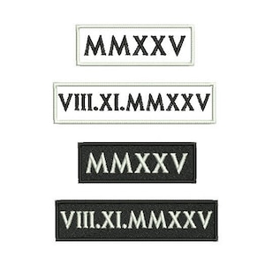 Op de afbeelding: Vier geborduurde patches met het jaar 2015 in Romeinse cijfers. Twee patches zijn wit met zwarte tekst en twee patches zijn zwart met witte tekst. De bovenste twee patches tonen het jaar 2015 in Romeinse cijfers. De onderste twee patches tonen het jaar 2015 in Romeinse cijfers met de maand en dag van het jaar in Romeinse cijfers ervoor.