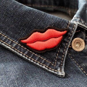 Embroidered 3D lips patch.