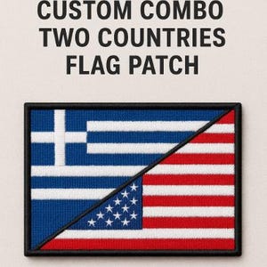 Könnte beinhalten: Gestickter Aufnäher mit geteiltem Design, das die Flaggen von Griechenland und den Vereinigten Staaten zeigt. Die griechische Flagge ist blau und weiß, während die amerikanische Flagge rote und weiße Streifen mit Sternen aufweist. Der rechteckige Aufnäher hat einen schwarzen Rand, mit dem Text "CUSTOM COMBO TWO COUNTRIES FLAG PATCH" darüber.
