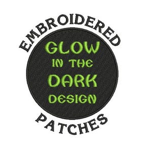 Può includere: Toppa ricamata con un cerchio nero e testo bianco che recita "Embroidered Glow in the Dark Design Patches". Il testo all'interno del cerchio è verde.