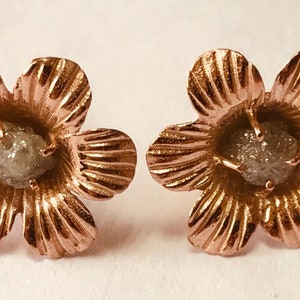 Pendientes de flores de diamantes en bruto - Pendientes florales de oro rosa - Joyas únicas hechas a mano - Regalo inspirado en la naturaleza para ella