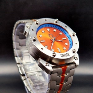 Reloj inusual de estilo industrial para hombre. Diámetro de caja de 41 mm. Movimiento automático Seiko. Brazalete de acero inoxidable. CARRERA-41. esfera naranja imagen 1