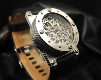 Industrielle mechanische Automatik Uhr. Gehäuse Größe M - 36 mm. Skelettuhr. Schwarzes Lederband. Personalisierte Uhr mit Initialen