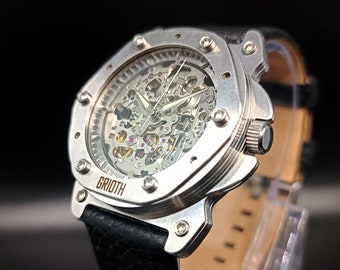 Ungewöhnliche Uhr für Männer. Mechanisches Automatikwerk. Schwarzes echt Lederband. Perfektes Geschenk für Gentleman. Handgefertigte Uhr 40 mm