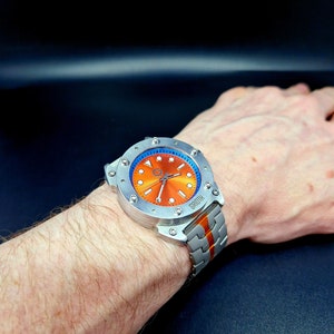 Reloj inusual de estilo industrial para hombre. Diámetro de caja de 41 mm. Movimiento automático Seiko. Brazalete de acero inoxidable. CARRERA-41. esfera naranja imagen 6