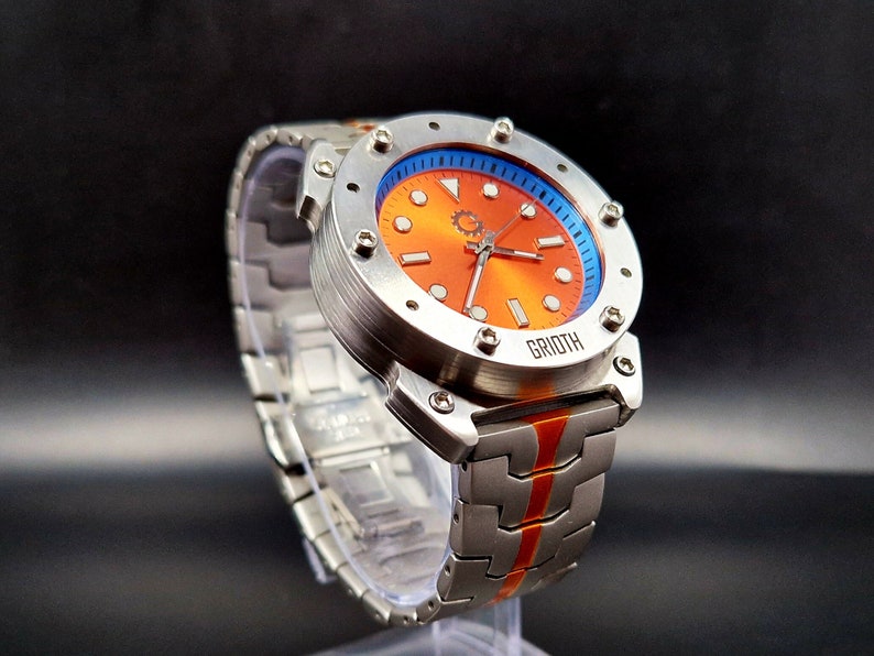 Reloj inusual de estilo industrial para hombre. Diámetro de caja de 41 mm. Movimiento automático Seiko. Brazalete de acero inoxidable. CARRERA-41. esfera naranja imagen 1