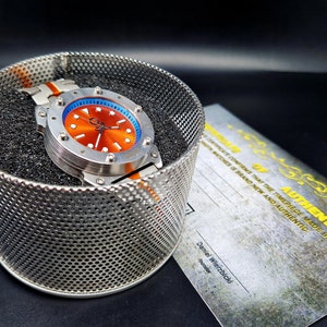 Reloj inusual de estilo industrial para hombre. Diámetro de caja de 41 mm. Movimiento automático Seiko. Brazalete de acero inoxidable. CARRERA-41. esfera naranja imagen 5