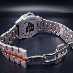 Reloj inusual de estilo industrial para hombre. Diámetro de caja de 41 mm. Movimiento automático Seiko. Brazalete de acero inoxidable. CARRERA-41. esfera naranja imagen 4