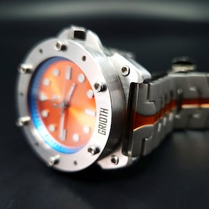 Reloj inusual de estilo industrial para hombre. Diámetro de caja de 41 mm. Movimiento automático Seiko. Brazalete de acero inoxidable. CARRERA-41. esfera naranja imagen 7