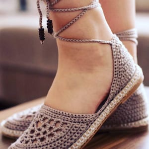 Zomersandalen - handgemaakte gehaakte schoenen. Met de hand gebreid en geborduurd. door Babu schoenen