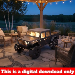 以下が含まれることがあります： Jeep型の黒い金属製ファイヤーピット。内部には炎が見えます。ファイヤーピットは大きな車輪があり、石畳の上に設置されています。「This is a digital download only」の文字が下にあります。