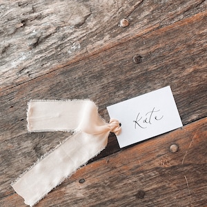 Cartão de nome do lugar do casamento da caligrafia | Cartão branco, chiffon blush, fita de chiffon de caligrafia, fita de seda, cartão de nome do lugar