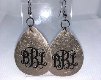 Monogram faux leder oorbellen
